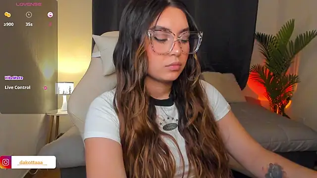 Snapshot of dakottaa_ chatting on March 28, 11:59 pm dakottaa online show from March 28, 11:59 pm