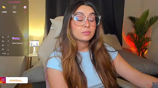 Snapshot of dakottaa_ chatting on April 4, 11:35 pm dakottaa online show from April 4, 11:35 pm