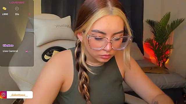 dakottaa  online show from April 30, 1:12 am