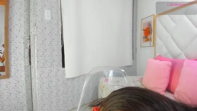 Snapshot of EmiliBonnie chatting on October 17, 12:01 am EmiliBonnie online show from October 17, 12:01 am