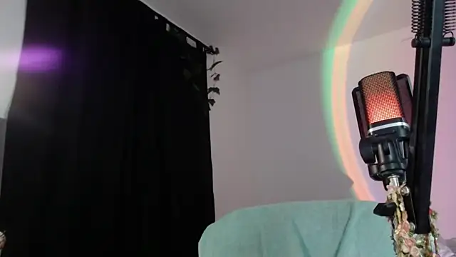 Snapshot of shy_katy_ chatting on April 5, 6:21 am shy katy online show from April 5, 6:21 am