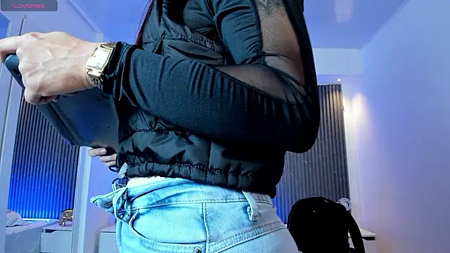 charlottewhitte online show from February 4, 2:45 pm