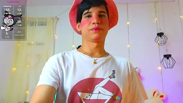 Snapshot of Ariel_Femboy_ chatting on March 21, 5:00 am Ariel Femboy  online show from March 21, 5:00 am