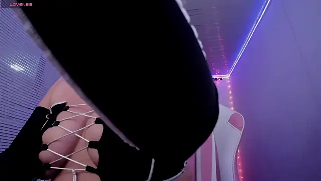 lucykinky22 online show from February 13, 8:45 pm