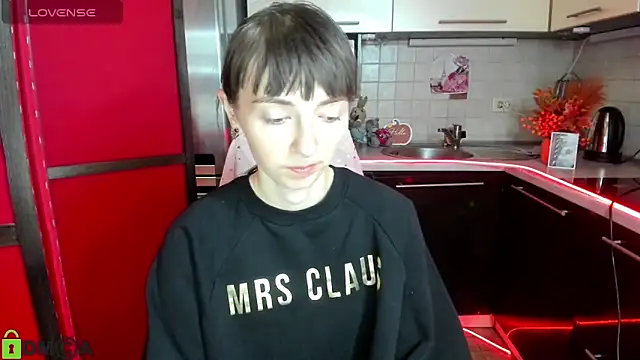 TayanaJons online show from December 3, 8:00 am