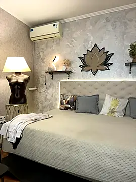 Snapshot of StripBianka chatting on December 5, 8:01 am StripBianka online show from December 5, 8:01 am