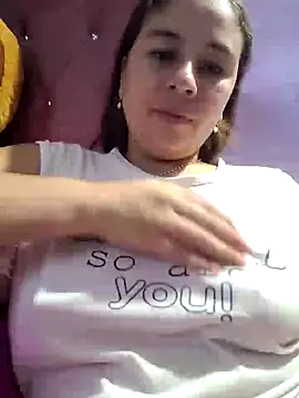 Snapshot of selena_gomez2 chatting on March 19, 1:32 am selena gomez2 online show from March 19, 1:32 am