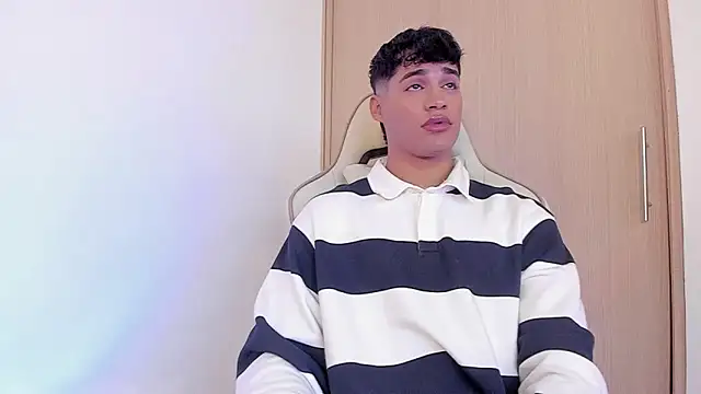 Snapshot of Jimmy_Leeh_ chatting on December 15, 9:53 pm Jimmy Leeh online show from December 15, 9:53 pm