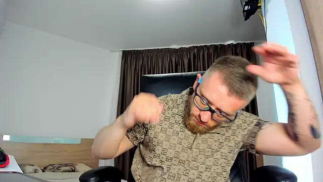 Snapshot of Findom_guy chatting on June 19, 4:22 pm Findom guy online show from June 19, 4:22 pm