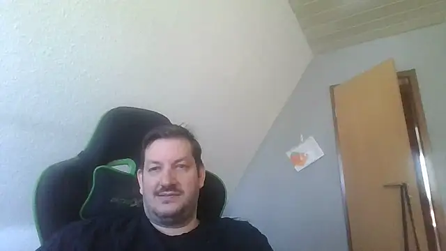 Snapshot of Golffahrer1982 chatting on April 6, 9:43 am Golffahrer1982 online show from April 6, 9:43 am