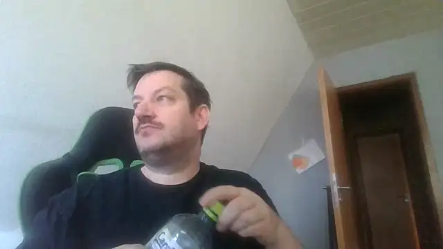 Snapshot of Golffahrer1982 chatting on April 12, 8:52 am Golffahrer1982 online show from April 12, 8:52 am