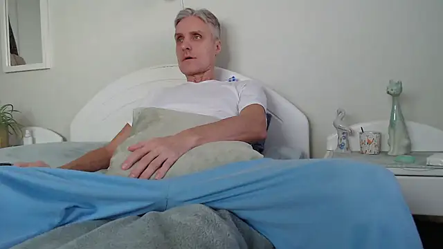 Snapshot of StrongBill chatting on January 18, 2:23 pm StrongBill online show from January 18, 2:23 pm