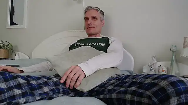 Snapshot of StrongBill chatting on February 2, 7:41 am StrongBill online show from February 2, 7:41 am