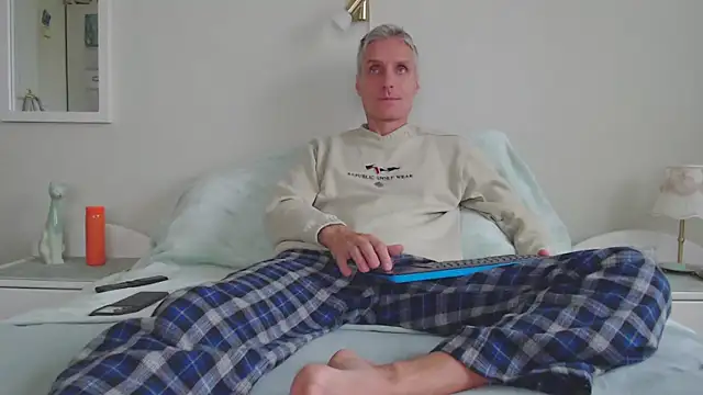 Snapshot of StrongBill chatting on September 20, 5:52 am StrongBill online show from September 20, 5:52 am