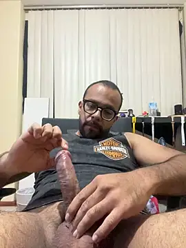 Luisrovers18 online show from April 15, 4:52 am