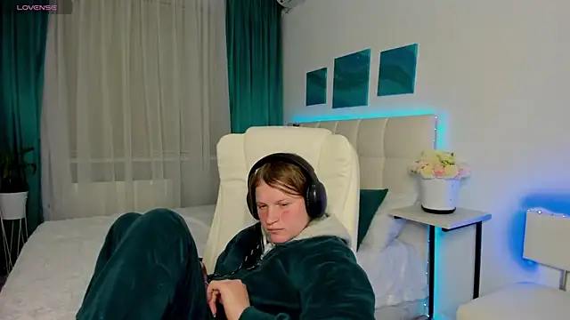 Kathlyn  Heath online show from February 13, 8:13 pm