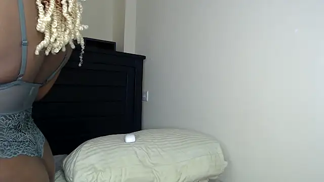 NIKKIE LOVE online show from February 28, 8:59 am