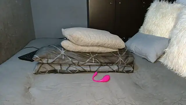 CURVEYDOLLXX online show from January 7, 1:57 pm