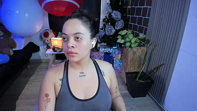 Cuttiealice online show from December 14, 8:08 pm