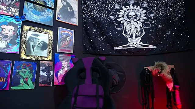 Yourmadame P online show from January 9, 9:05 pm