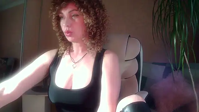 Snapshot of Roxolana_Drim chatting on April 26, 10:02 am Roxolana Drim online show from April 26, 10:02 am