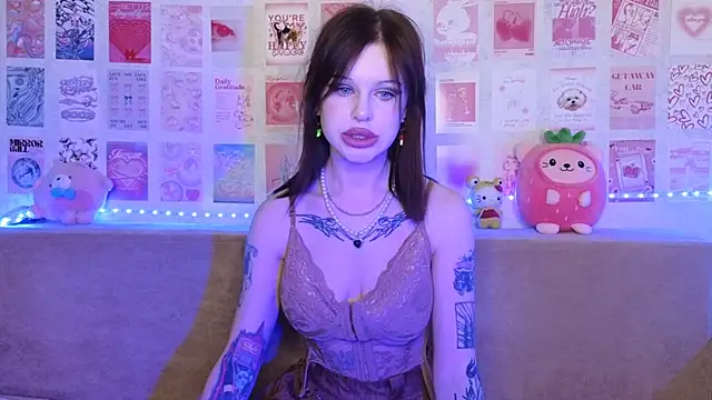 Snapshot of LisaDenvinn chatting on December 6, 2:13 am LisaDenvinn online show from December 6, 2:13 am