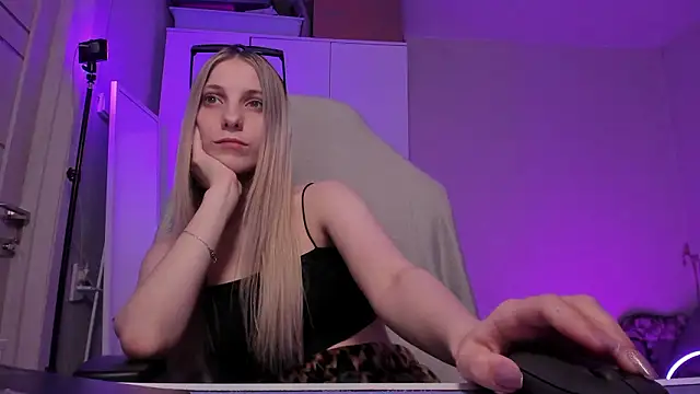 Anna Fink online show from March 8, 8:01 pm