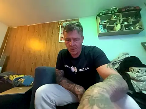 Snapshot of steveindahouse chatting on November 7, 4:34 am steveindahouse online show from November 7, 4:34 am