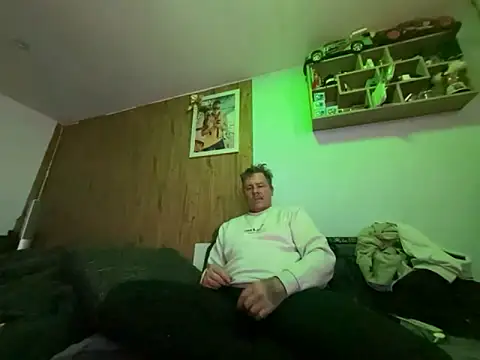 Snapshot of steveindahouse chatting on December 3, 4:09 am steveindahouse online show from December 3, 4:09 am