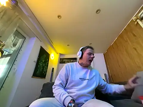 Snapshot of steveindahouse chatting on December 4, 2:04 pm steveindahouse online show from December 4, 2:04 pm