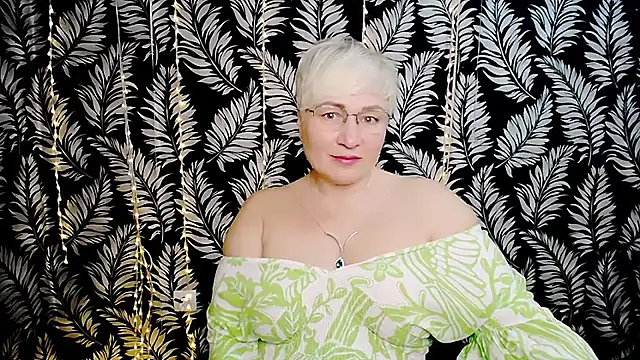 Snapshot of Olivia_playful chatting on May 1, 10:42 am Olivia playful online show from May 1, 10:42 am