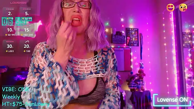 Snapshot of EmmaIsHere chatting on January 8, 1:57 pm EmmaIsHere online show from January 8, 1:57 pm