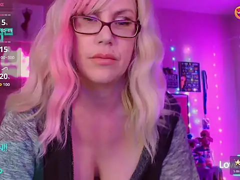 Snapshot of EmmaIsHere chatting on February 4, 2:23 pm EmmaIsHere online show from February 4, 2:23 pm