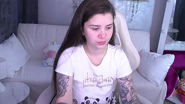 Snapshot of AmellyMilly chatting on October 18, 5:43 am AmellyMilly online show from October 18, 5:43 am