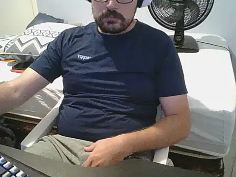 Snapshot of SuyNey chatting on February 8, 7:56 am SuyNey online show from February 8, 7:56 am