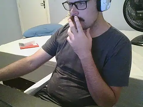 Snapshot of SuyNey chatting on February 20, 5:37 am SuyNey online show from February 20, 5:37 am