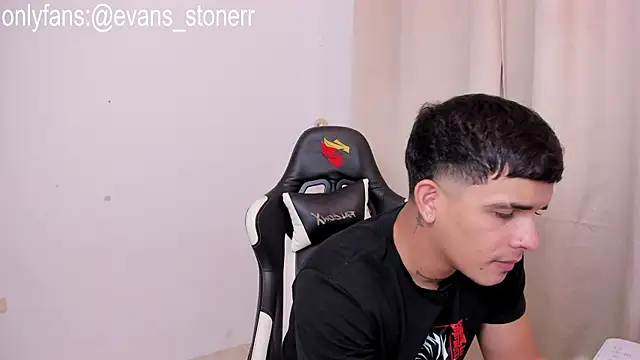 Snapshot of Evan_stoner chatting on April 8, 5:18 am Evan stoner online show from April 8, 5:18 am