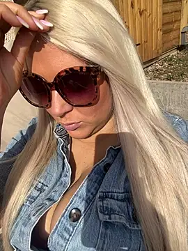 Bustyblondebabe32 online show from March 6, 11:58 am