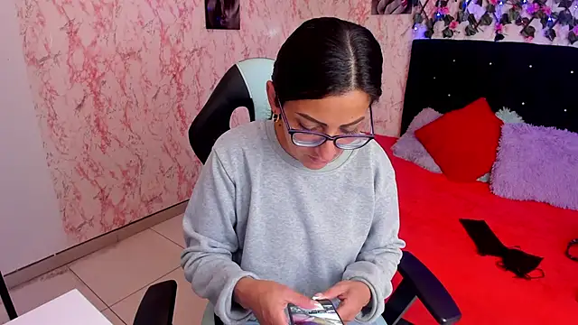 Snapshot of alma_blue chatting on December 31, 4:35 pm alma blue online show from December 31, 4:35 pm