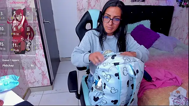 Snapshot of alma_blue chatting on February 15, 1:42 am alma blue online show from February 15, 1:42 am