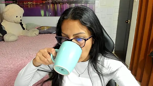 Snapshot of alma_blue chatting on March 25, 10:49 pm alma blue online show from March 25, 10:49 pm