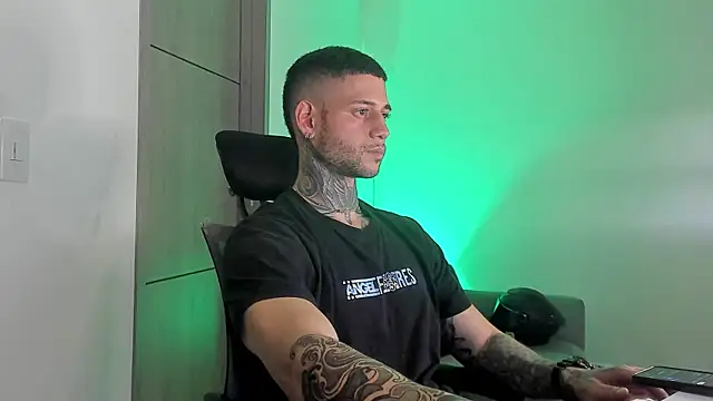  jamesleandros1 online show from May 20, 1:56 am