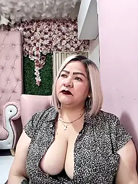 Snapshot of Dalessa_Bigtits chatting on March 27, 9:25 pm Dalessa Bigtits online show from March 27, 9:25 pm