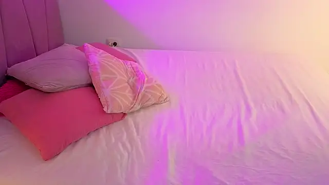 PIA STONE online show from February 2, 9:02 pm