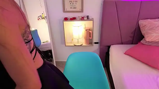 PIA STONE online show from February 3, 8:25 pm