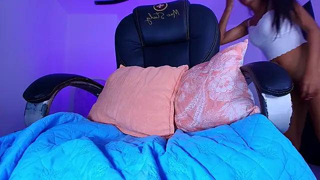 naomi kyse online show from May 22, 3:02 am