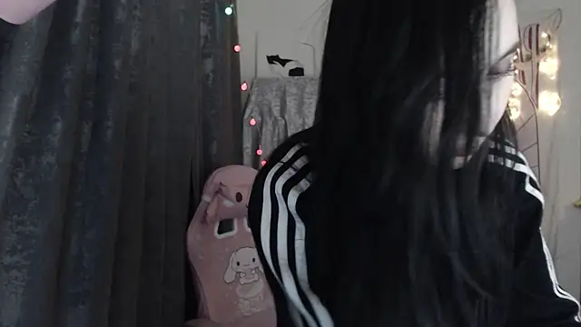Snapshot of Holy420lolii chatting on February 14, 8:15 pm Holy420lolii online show from February 14, 8:15 pm