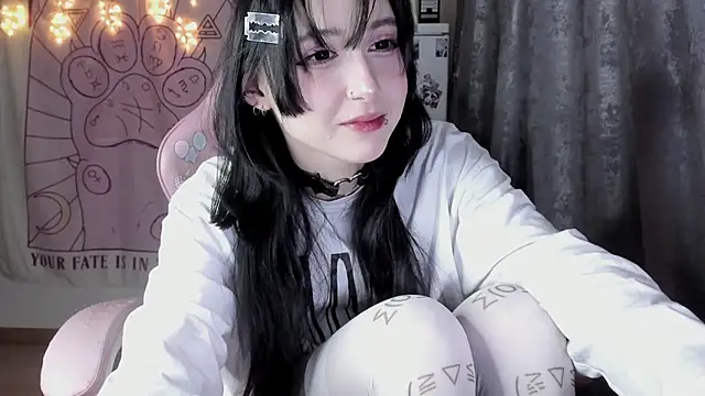 Snapshot of Holy420lolii chatting on November 10, 6:29 pm Holy420lolii online show from November 10, 6:29 pm