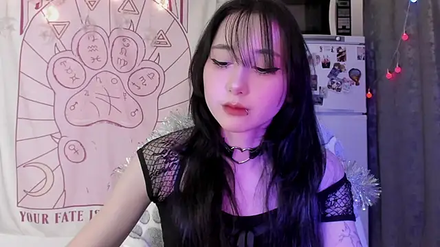 Snapshot of Holy420lolii chatting on January 6, 4:43 pm Holy420lolii online show from January 6, 4:43 pm