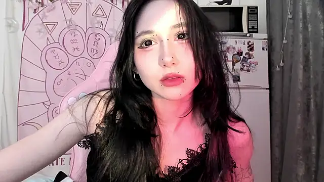 Snapshot of Holy420lolii chatting on February 13, 7:21 pm Holy420lolii online show from February 13, 7:21 pm